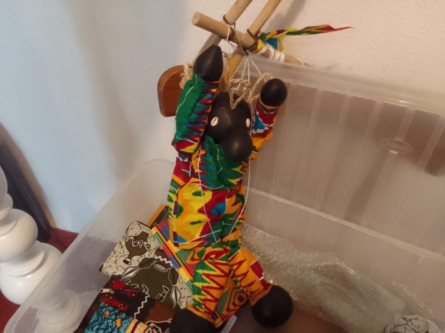 43 - Marionnette à fils pagne et calbas 20€