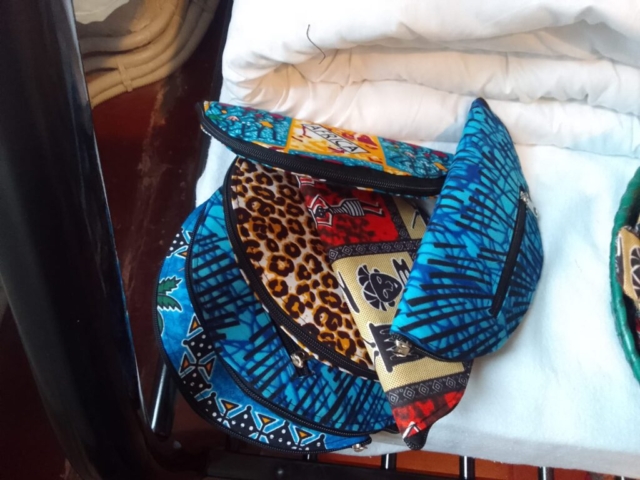 30 - Sac cabas pagne demi lune 8€