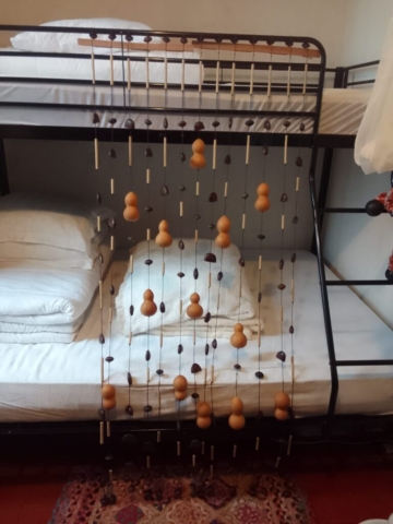 38 - Rideau perles et calbas dimension d'une porte 50€