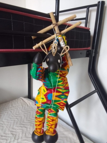 44- Marionnette à fils pagne et calbas 20€