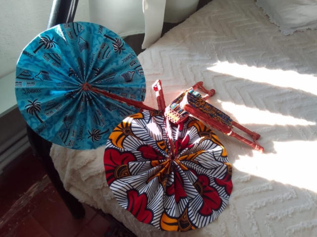 28 - Éventail pagne et cuir 10 € Cadeaux de Noël du Togo