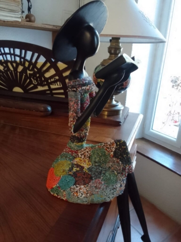 2- Liseuse bois et perles de 40 à 100 € suivant les tailles Cadeaux de Noël du Togo