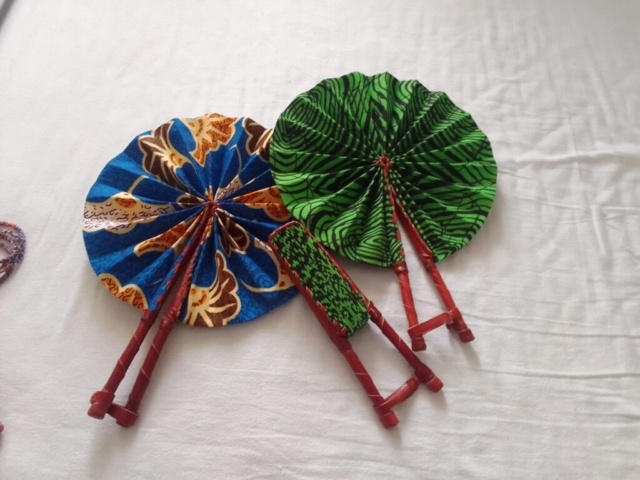 27 bis - Éventail pagne et cuir 10 €